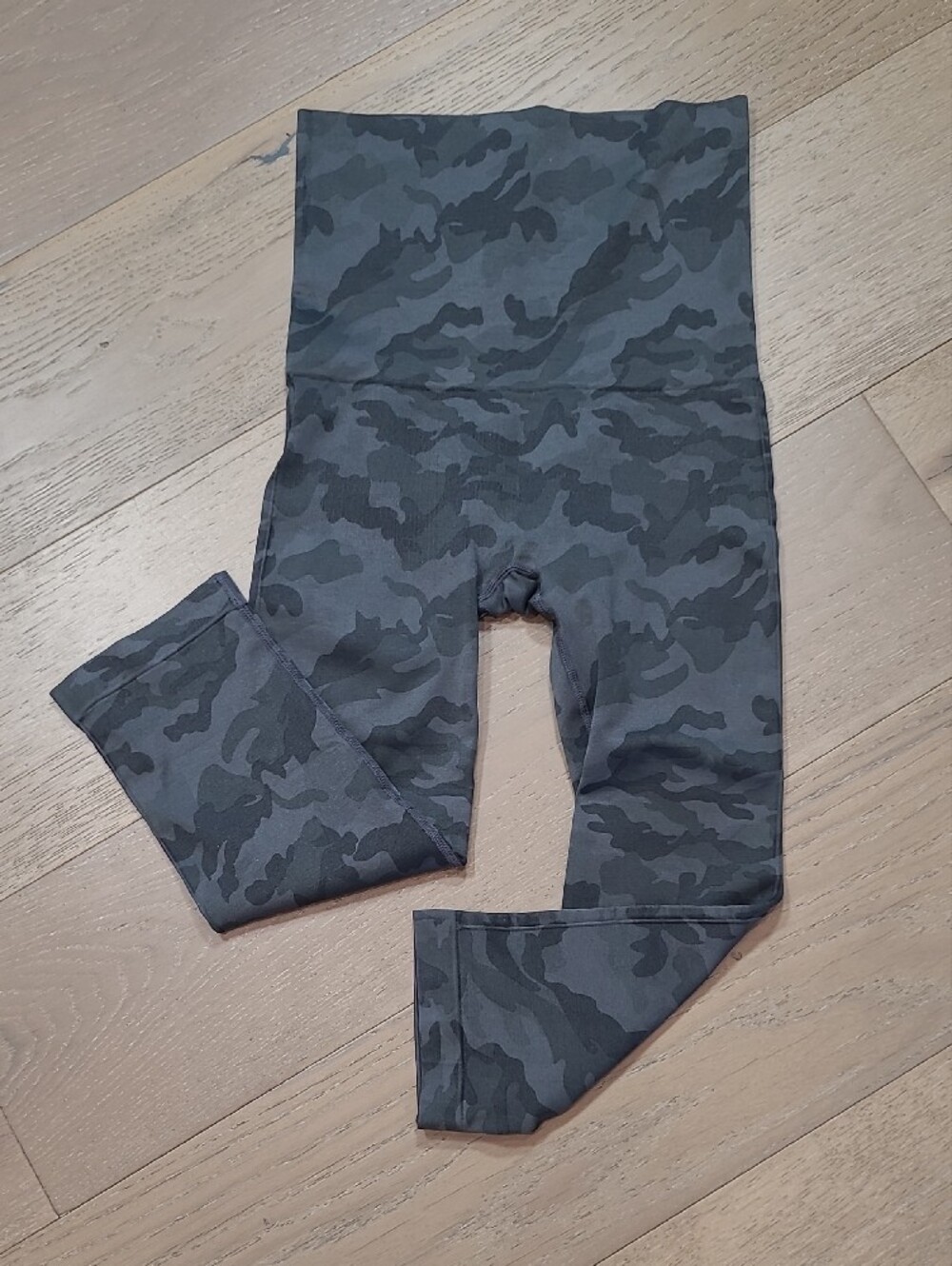 EUC Mother Tucker Belly Bandit Leggings Women's sz M Camo Ultra High Waist Capri